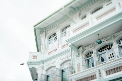 白色和绿色的混凝土建筑
